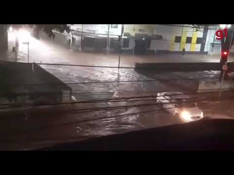 A FORTE #chuva  de quarta à noite inundou diversas ruas de RIBEIRÃO PRETO a 315 km de São Paulo - SP