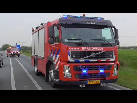 Prio 1 HV 08-7471 en OVD 08-4091 met spoed naar verkeersongeval