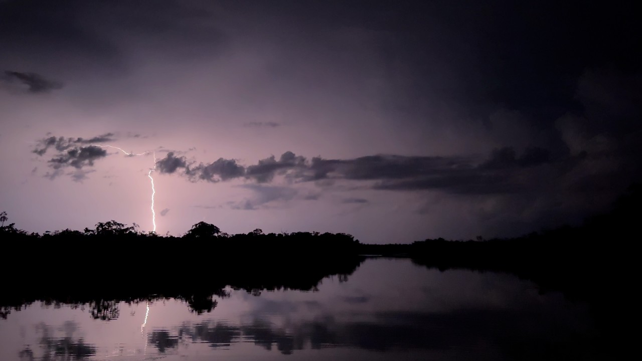 TEMPESTADE COM RAIOS SE APROXIMANDO NO RIO NEGRO