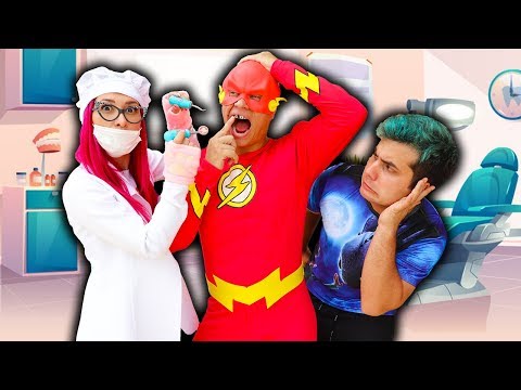MALOUCOS FINGE BRINCAR DE DENTISTA COM SUPER HERÓI FLASH - Pretend Play Dentist Toy