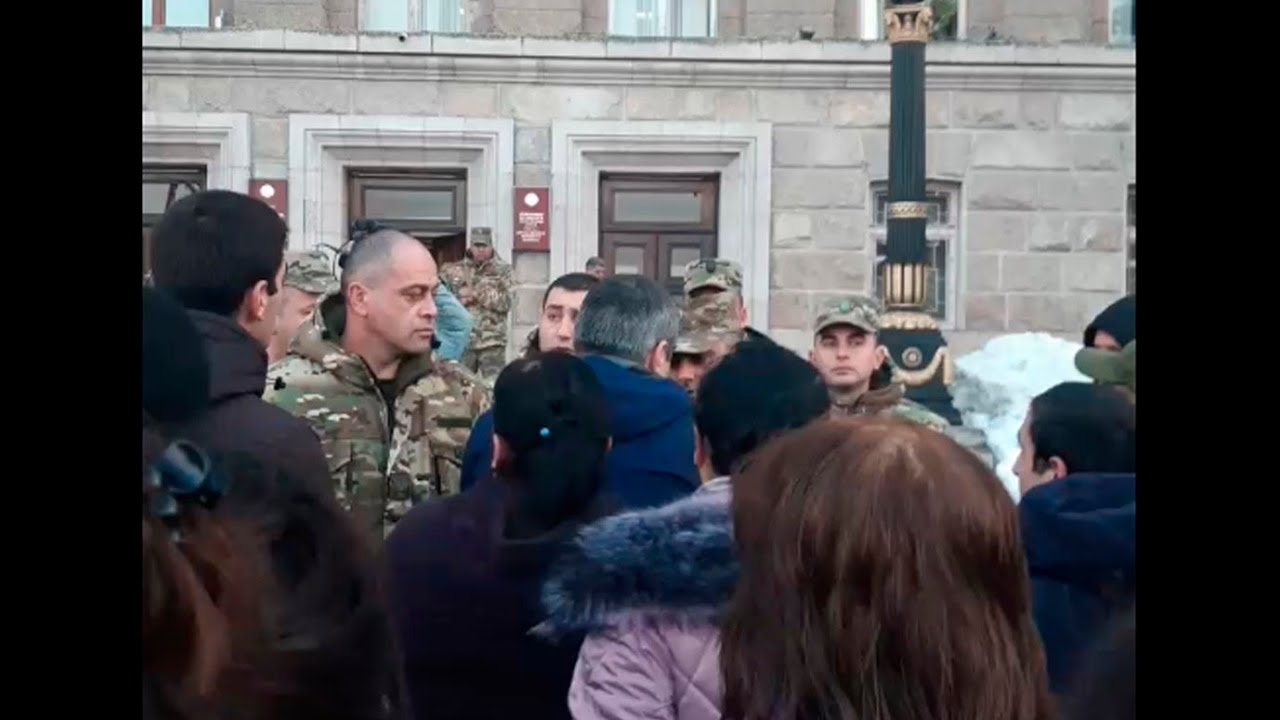 Ստեփանակերտի հրապարակում տասնյակ քաղաքացիներ են հավաքվել. պահանջում են Արայիկ Հարությունյանից պարզաբանում