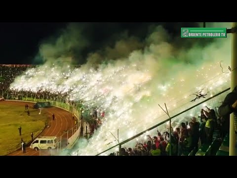 "Recibimiento espectacular | Blooming vs ORIENTE PETROLERO | #SúperClásico2022" Barra: Los de Siempre &bull; Club: Oriente Petrolero