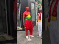 أحد مشجعي منتخب بوركينا فاسو يثير الانتباه بشكله الغريب