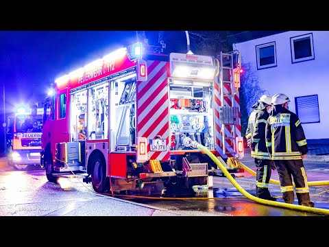 FEUER 2Y - Nächtliches Feuer mit Menschenleben in Gefahr in Köln-Vingst | 17.03.2021