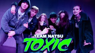 Kadr z teledysku TOXIC tekst piosenki TEAM NATSU