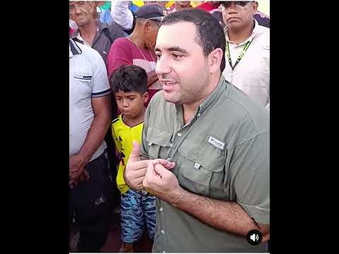 Entrega de motocicletas y motocarros, en Mangangue