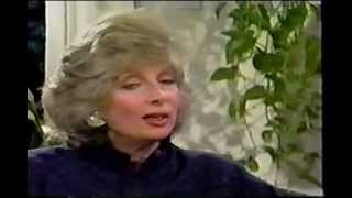 Carly Simon wins Oscar then interviewed by sister Joanna -