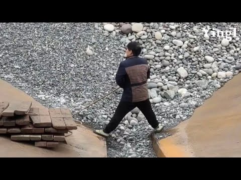 Barge unloads 3200 tons of cobblestone, unloading cobblestone is always better than other materials
