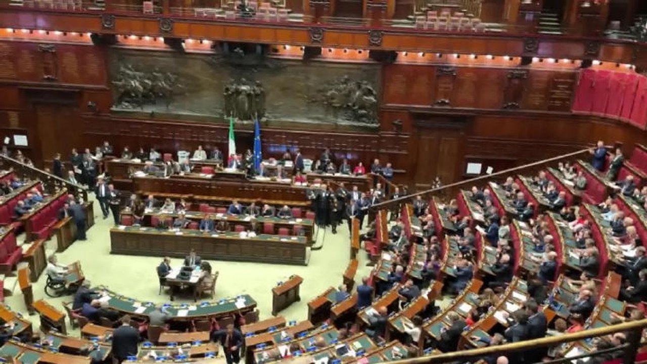 Schlein a maggioranza: “Prima le poltrone” è il vostro slogan per la prossima campagna elettorale