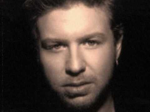 Εμείς εδώ που τραγουδάμε - Γιάννης Βαρδης