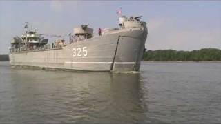 preview picture of video 'USS LST 325 Quincy Locks ADM GP10 #8401 at the end'