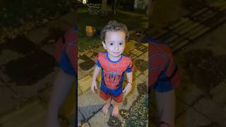 Feliz com seu traje de Homem-Aranha 👶🏻