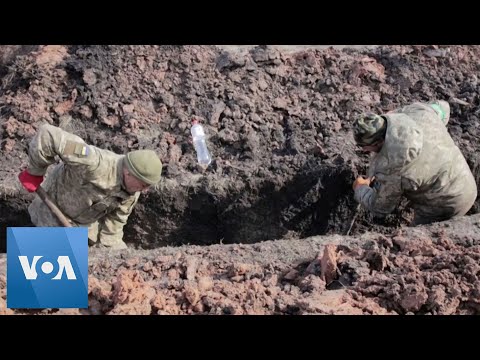 Ukrainian Troops Dig Trenches on Bakhmut’s Outskirts | VOA News
