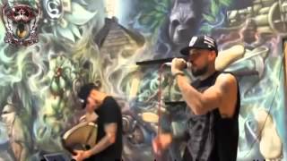 A ti te da besitos el cartel de santa