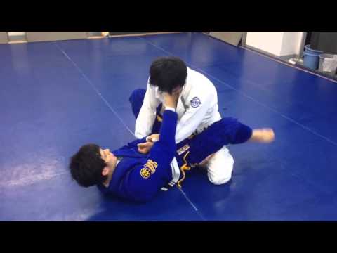 クローズドガードからの腕十字固めの打ち込み