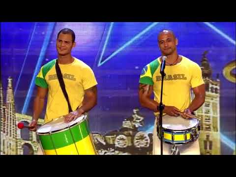 BRASILEIROS DEIXA GRINGOS DE QUEIXO CAÍDO COM  APRESENTAÇÃO DE CAPOEIRA