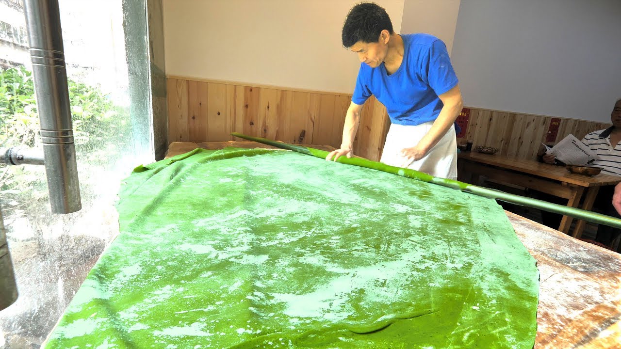 Chinese Street Food HEAVEN in Xi'an, China - Spinach Noodles, BEST Dumplings and MUSLIM Chinese Food