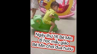 Ngày thứ 16 Bé Min đi học mẫu giáo Bé Min chơi đưa hươu cao cổ với bạn