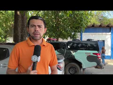 HOMEM SURTA E QUEBRA PORTA DE IGREJA EM POÇÃO DE PEDRAS