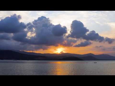 Time-lapse : Golden Hour, Passing Clouds, Passing Boats on Water