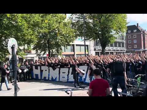 Capo-Ansage der HSV-Ultras: Der Fanmarsch vor dem Stadtderby gegen den FC St. Pauli