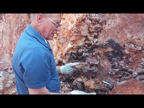 Ron Coleman Mining, Arkansas. Digging with Ron Coleman down in the Old Coleman Mine. Epic clusters!