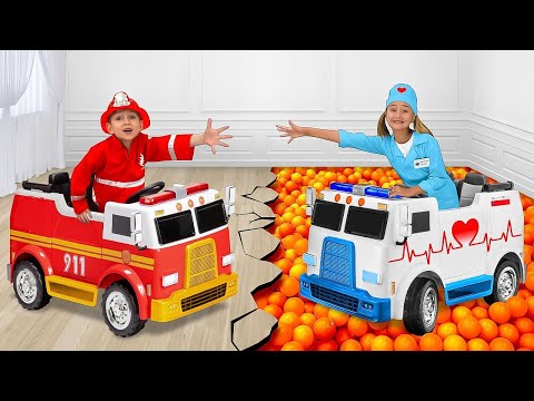 Sasha và Yarik giả làm bác sĩ và lính cứu hỏa sự với những chiếc ô tô đồ chơi
