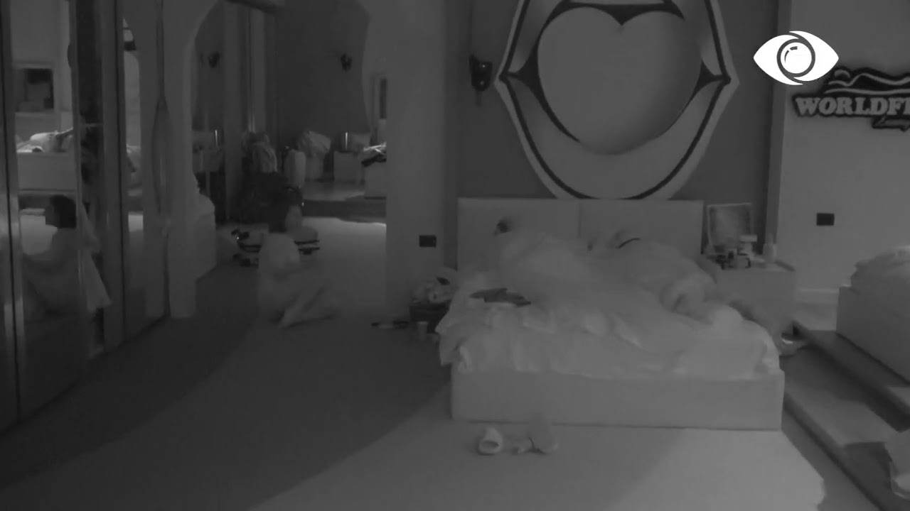 Mikela tremb Kejvinën dhe i hedh ujë Luizit ndërkohë që ai fle