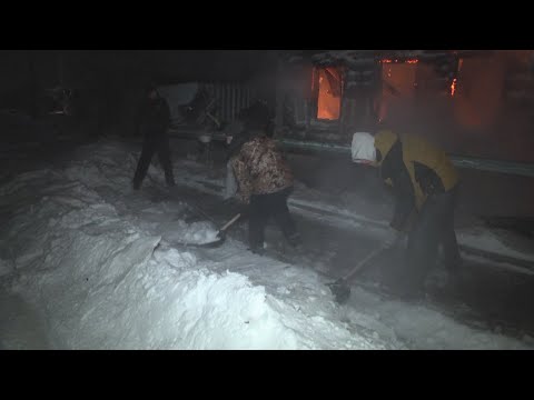 Пацаны помогли пожарным с помощью лопат и снега