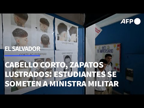 Cabello corto, zapatos lustrados: estudiantes de El Salvador se someten a ministra militar | AFP