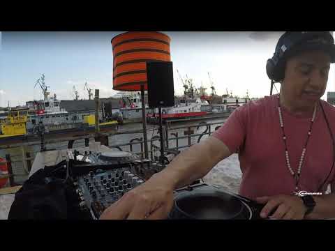 Playing my last track - Wow! (Original Mix) - in StrandPauli Hamburg