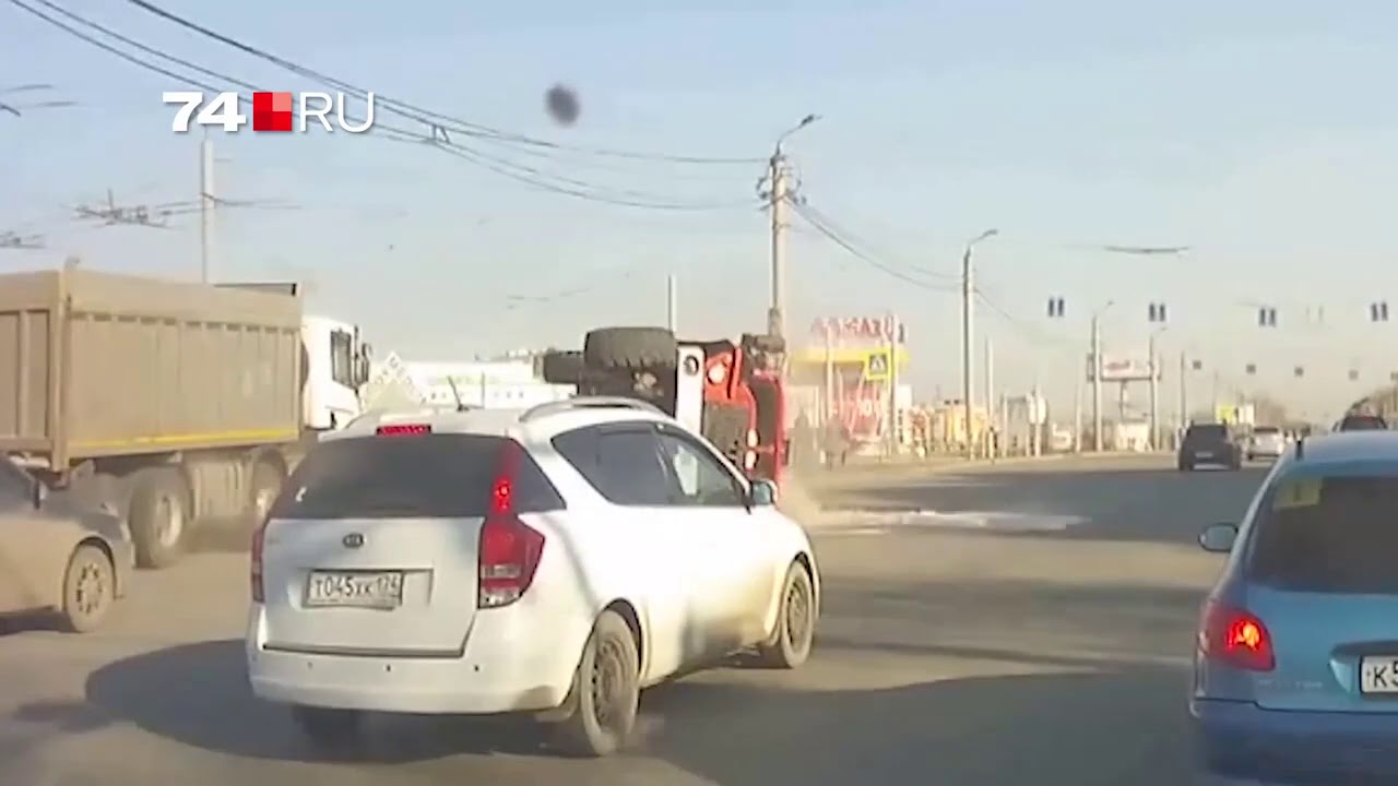 Грузовик протаранил пожарную машину в Челябинске