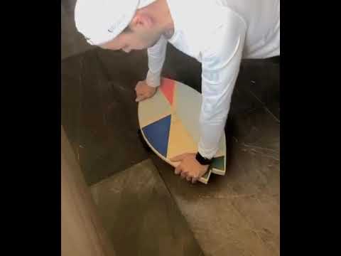 thumbnail video image 2 of Tabla de Balance Kahuna Balance Boards Mini Surf (Mediana) para Adulto. Azul Marino, Gris y Coral, 2 of 6