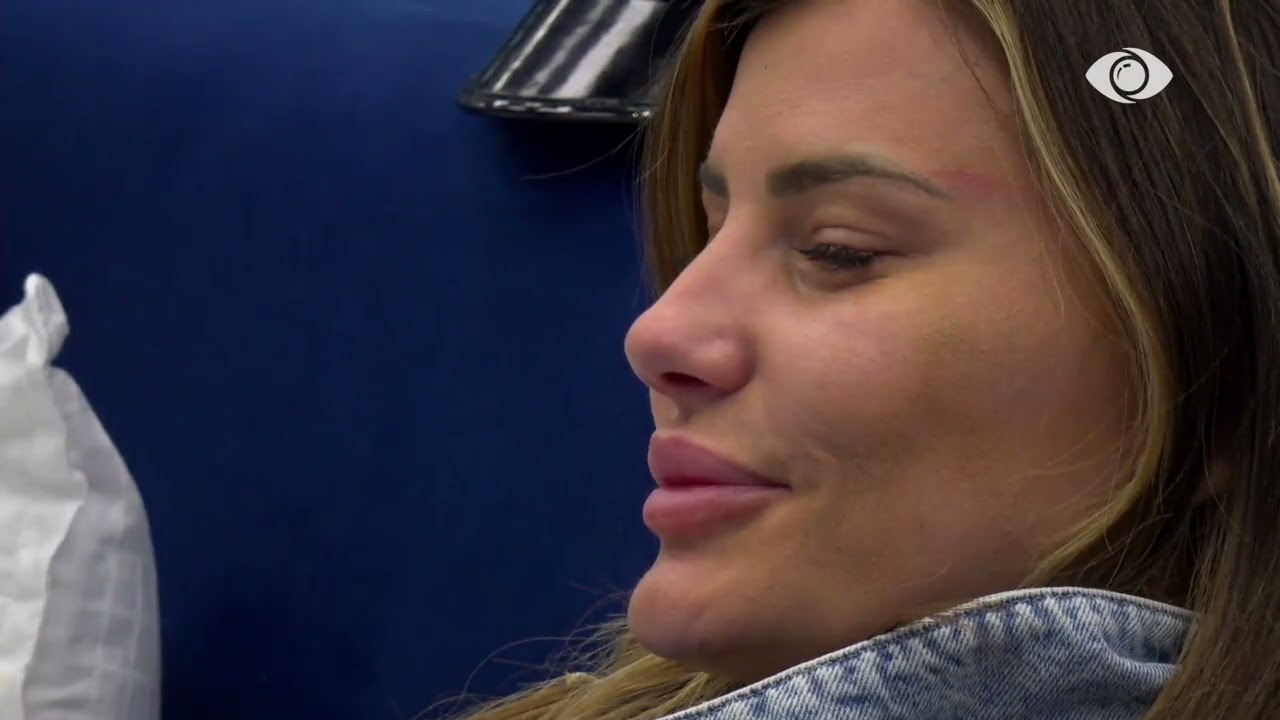 Loredana qan teksa Valbona lexon poezinë që ka shkruar Jozi për të