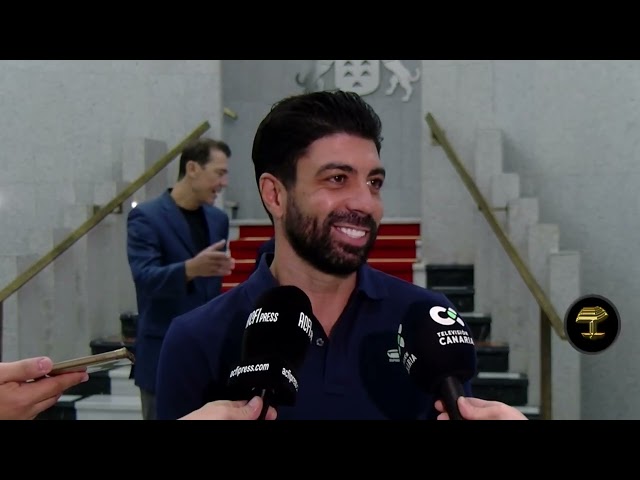 Poli Suárez recibe a Carlos Gimeno, plata en el mundial de Singapur