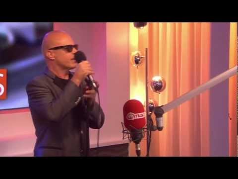Coco Jr - Out In The Streets (live bij Q)