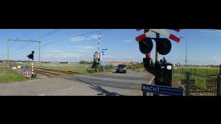 preview picture of video 'trains, cars, automobiles, and 1 bus, railroad crossing, Hillegom, 28-4-2013'
