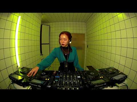 Red Pig Flower | HÖR - January 22 / 2024