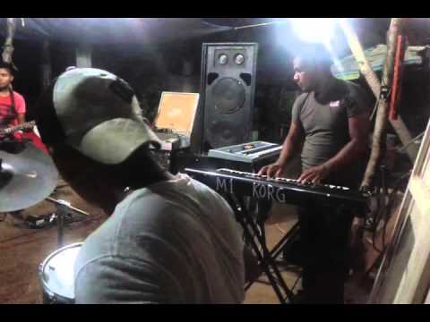 Grupo Musical Revelación de Snt Cruz TUT. OAX- (en el ensayo)