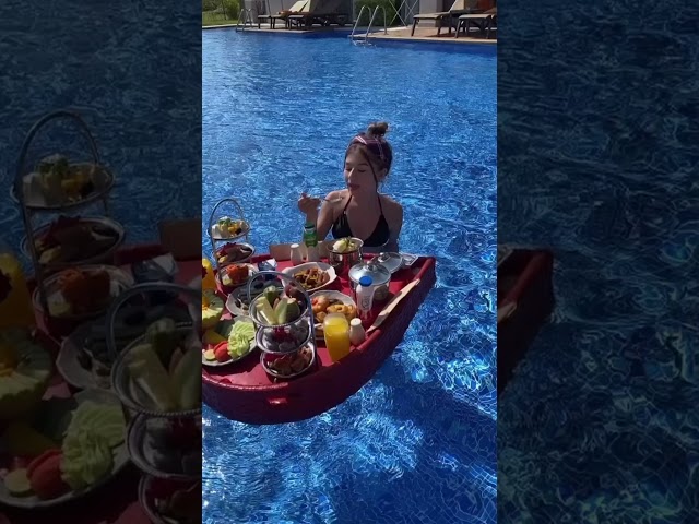 Милана Хаметова завтракает в бассейне
