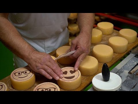 Video Thumbnail: Schweizer Molkerei feiert 10-jähriges Jubiläum mit Emoji-Käse