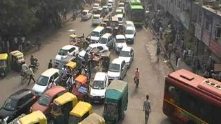 preview picture of video 'New Delhi - Chelmsford Road, in front of ND Railway Station - traffic - 22.11.2011'