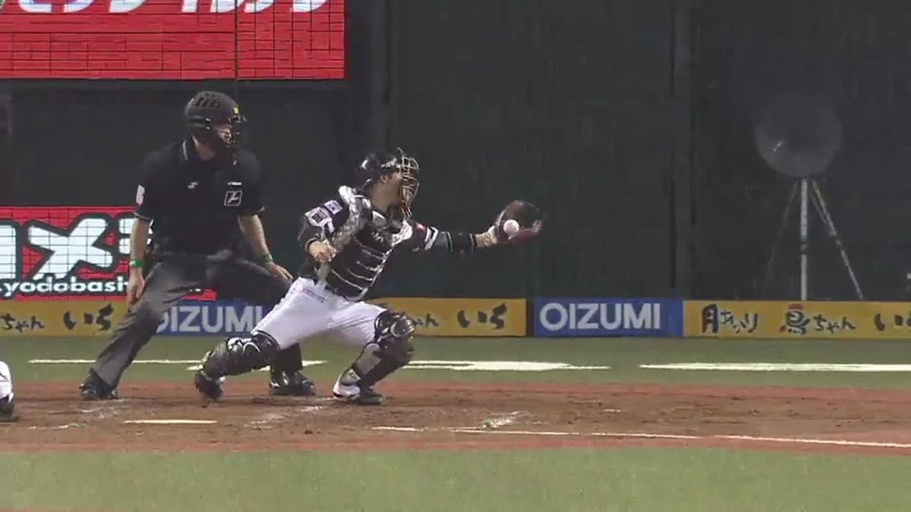 ビュッ、カーン！ フラフラ…キャッチ！ ｈッ、カーン！ フラフラ…キャッチ！ 甲斐拓也が珍プレー？ 好プレー？