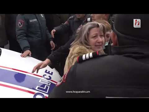 Ոստիկանները բիրտ ուժ կիրառելով բերման են ենթարկում քաղաքացիներին