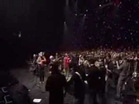 KADRIL op Nekkanacht, met 130 doedelzakken