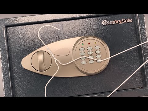 1020】SentrySafeがコートハンガー付きでオープン! ([1020] SentrySafe Opened With a Coat Hanger!)