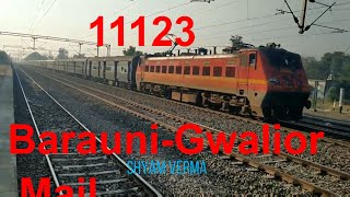 preview picture of video 'बरौनी - ग्वालियर मेल 11123 Barauni - Gwalior Mail Crossed Tinich'