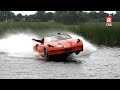 Sportwagen scheurt met 75 kilometer per uur over het water