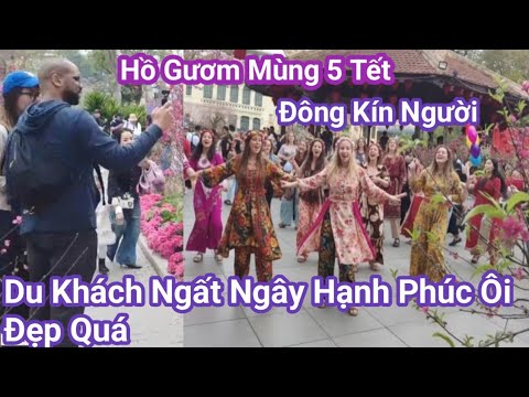 Ho Guom Lake is packed with tourists and Hanoians attending the festival, as beautiful as a fairy...