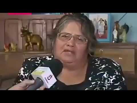 La señora de vístima cantando reggaeton😸